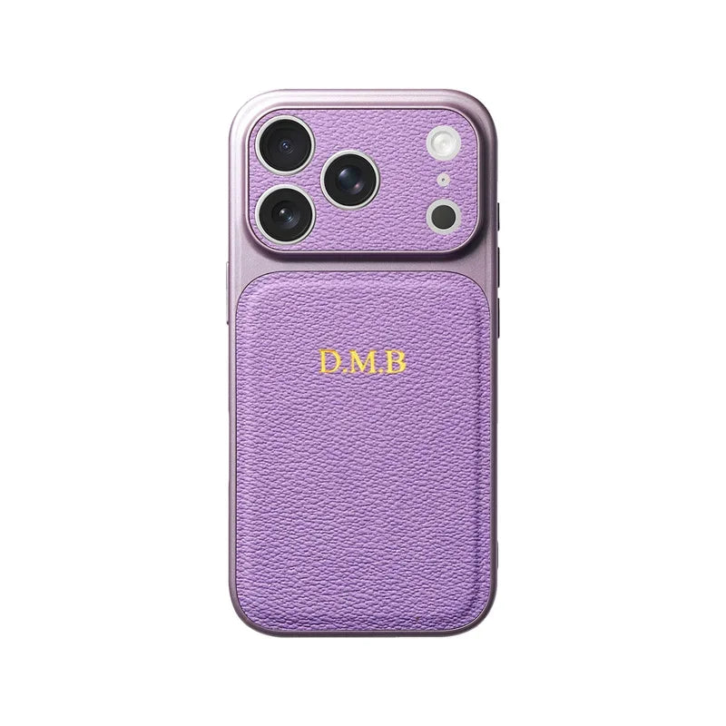 Coque iPhone lilas en simili grainé, initiales dorées au dos