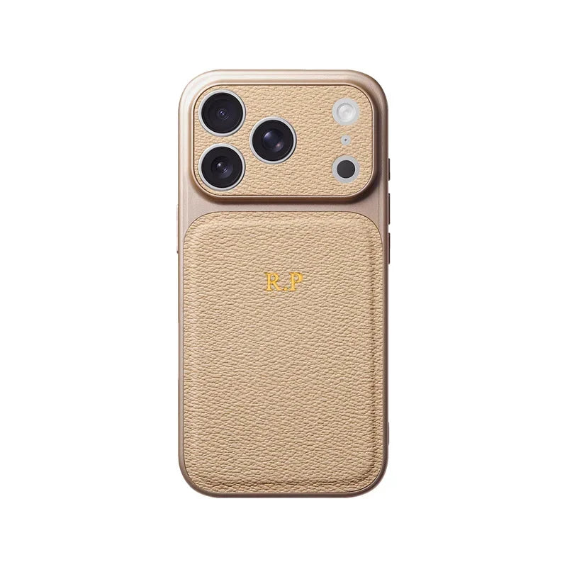 Coque iPhone beige en simili grainé, initiales dorées au dos