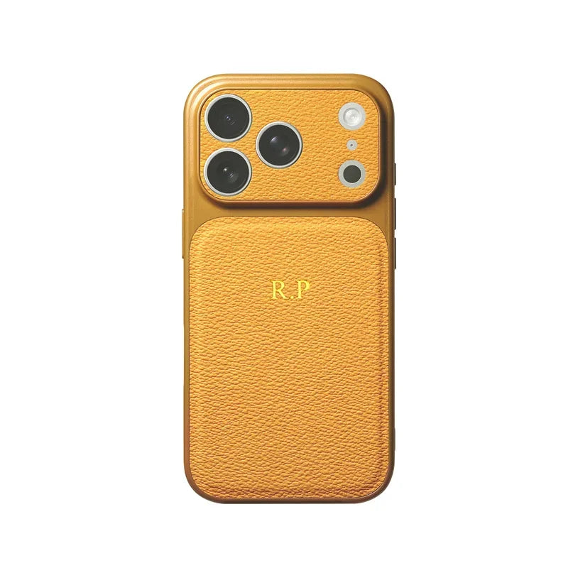 Coque iPhone jaune en simili grainé, initiales dorées au dos