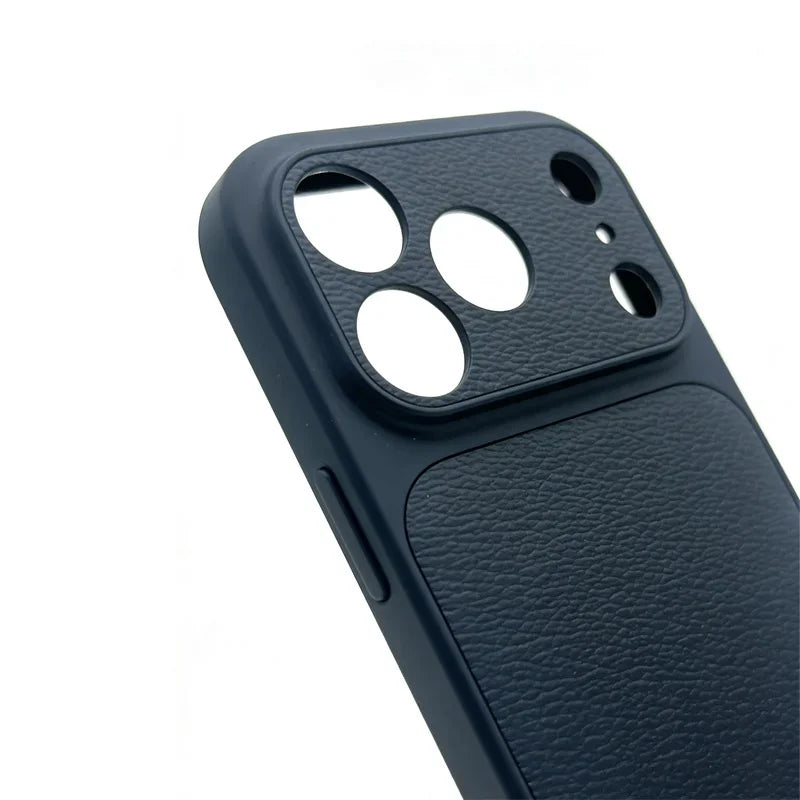 Gros plan sur le module photo et le grain de la coque iPhone bleu marine