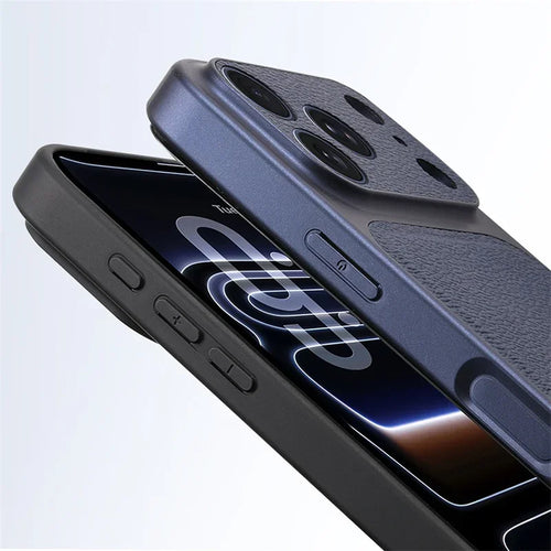 Détail des boutons et du contour d'une coque iPhone bleu marine