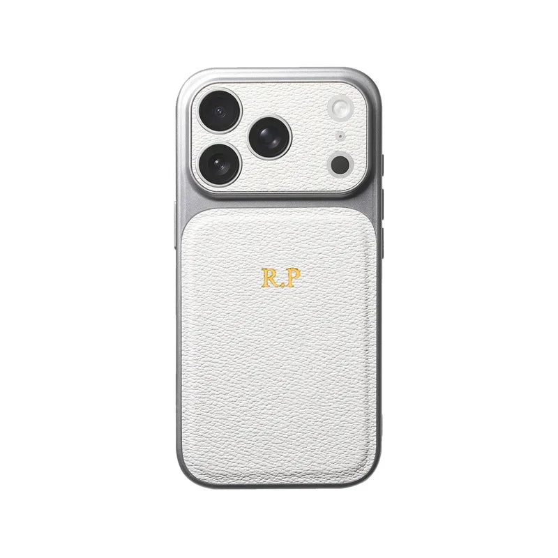 Coque iPhone blanche en simili grainé, initiales dorées au dos