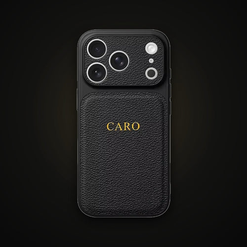 Coque iPhone noire en simili grainé, initiales dorées au dos